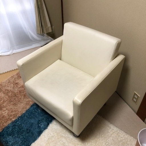 白のソファー　一人用