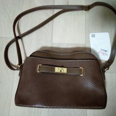 レディース　ショルダーバッグ　ブラウン　マスク入れ付き