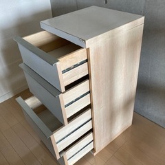 4段収納家具の画像