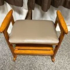 【イス】【玄関のちょっとした作業などにオススメ】　玄関椅子　中古