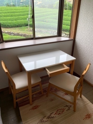 テーブルと椅子