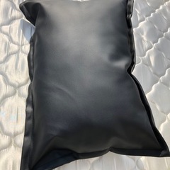 【中古】BLACKレザー枕の画像