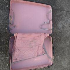 古くて旅行には利用出来ないスーツケースの画像