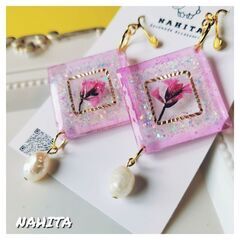 ダブルスクエアのピアスの画像