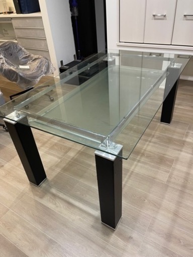 ガラスのダイニングテーブル
