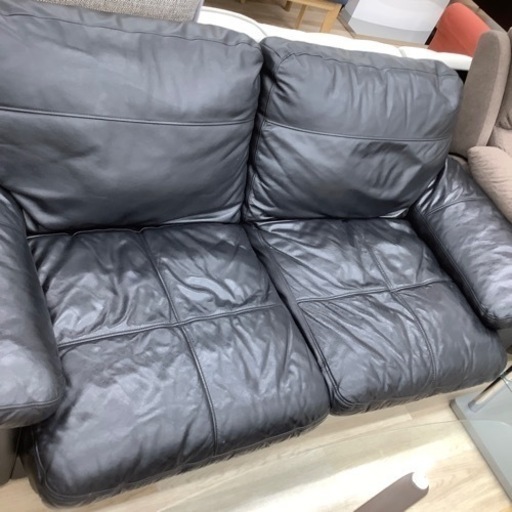 ニトリの2人掛けソファーです。