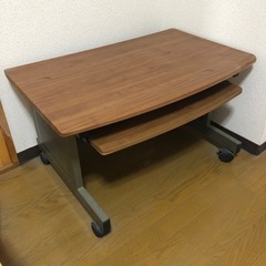 座りタイプのパソコンデスク