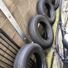 k自動車のタイヤ　4つの画像