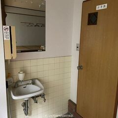 四国中央市三島中央、新町ビル102号。43.47m2のテナント【6.0万円】飲食店に最適。商店街アーケードにあるビルの1階です！ − 愛媛県