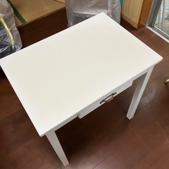 白い机