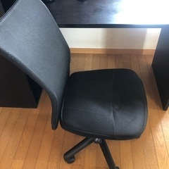 棚付きオフィスデスクとデスクチェアのセットの画像