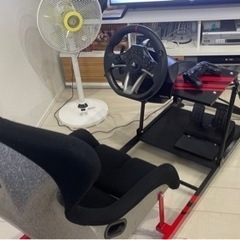 グランツーリスモ等のゲームコントローラになります。