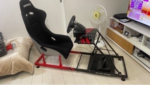 グランツーリスモ等のゲームコントローラになります。