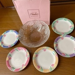 新品。サラダの盛り付けにおしゃれです。アマレット花柄ガラス製大鉢...
