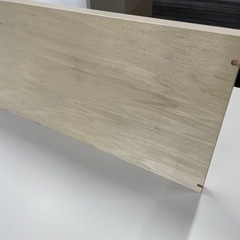 ベージュ色の棚板の画像