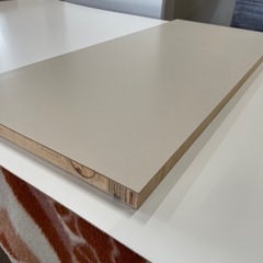 ベージュ色の棚板の画像