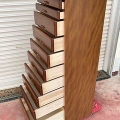 【値下げしました】無垢ハイチェスト/スリム/10段/10杯引出し/整理タンス/小物入れ/衣類収納/外寸:幅43cm×奥行き41cm×高さ133cm/大容量/現物確認可能です/使用頻度少ない美品/福岡/糸島/自社便配送可能/直接引取り/お買換え対応/古い家具処分も出来ます/高級家具/整理箪笥の画像