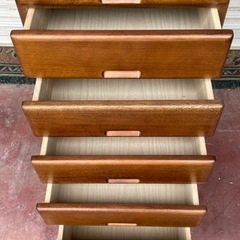 【値下げしました】無垢ハイチェスト/スリム/10段/10杯引出し/整理タンス/小物入れ/衣類収納/外寸:幅43cm×奥行き41cm×高さ133cm/大容量/現物確認可能です/使用頻度少ない美品/福岡/糸島/自社便配送可能/直接引取り/お買換え対応/古い家具処分も出来ます/高級家具/整理箪笥の画像