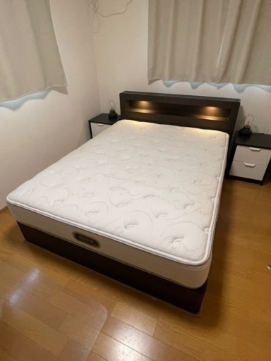 シモンズ　クインーンサイズマットレス・専用ベッドフレームセット