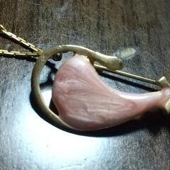 猫のブローチ 珊瑚の玉付きの画像