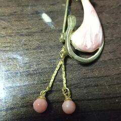 猫のブローチ 珊瑚の玉付き