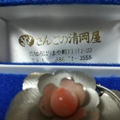 ピンクの珊瑚のブローチの画像