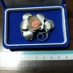 ピンクの珊瑚のブローチの画像