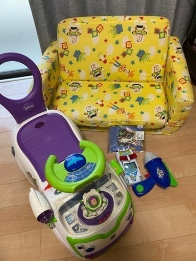 ディズニー購入トイストーリー2wayソファ&バズ乗用玩具&おもちゃセット