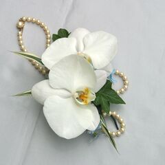 ブートニア　ウェディングの花飾りの画像