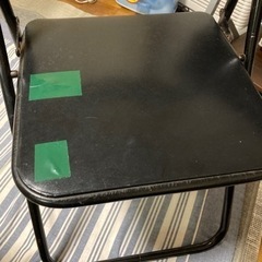 パソコンデスクと折り畳みイスの画像