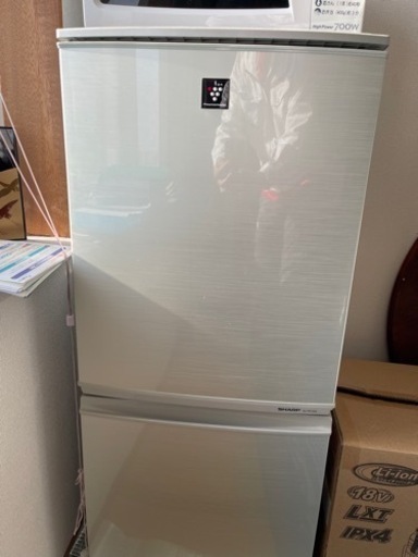 シャープ　冷蔵庫　137l