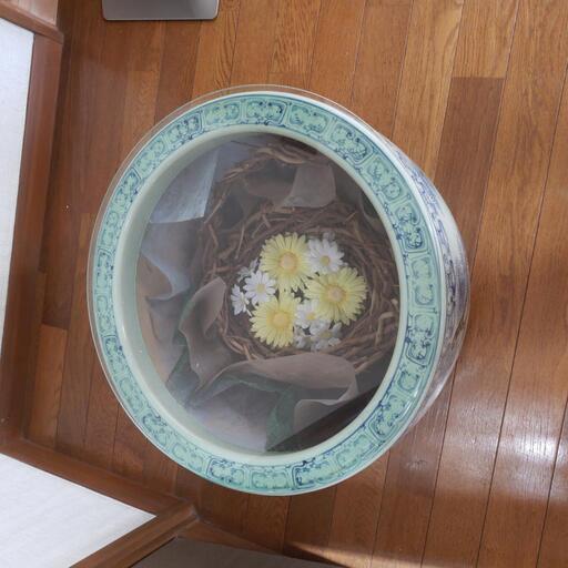 陶器のテーブル