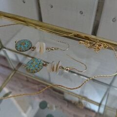 ターコイズチェコビーズと天然シェルのピアス☆handmade