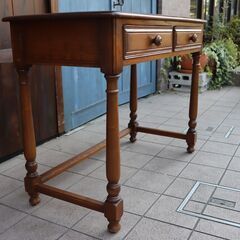 イギリスercol(アーコール)社のエルム無垢材を使用したオールドコロニアル パーソナルデスクです。落ち着いた色合いと上質な質感がエレガントな印象のコンソールデスク。リビングのちょっとした作業台にも。CE421の画像
