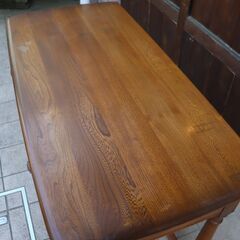 イギリスercol(アーコール)社のエルム無垢材を使用したオールドコロニアル パーソナルデスクです。落ち着いた色合いと上質な質感がエレガントな印象のコンソールデスク。リビングのちょっとした作業台にも。CE421の画像