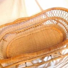 ラタンのベビーベッド、タイヤ付き、ゆりかごの画像