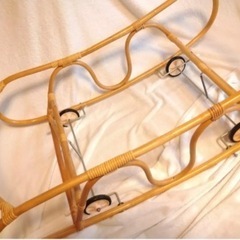 ラタンのベビーベッド、タイヤ付き、ゆりかごの画像