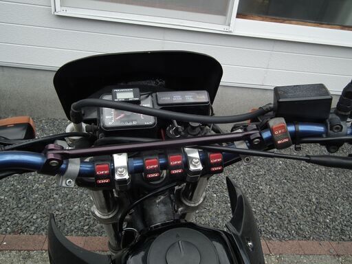 値下げしました！ホンダ　XLR250R鬼改　モタードタイプ　かなり改造済み　ハイカム　ボアアップ約280CC　エンジン変更（FTR２５０用）セル付き　足回り改造（XJR400）　キャブミクニTMR40　その他改造多数　エンジン始動フケ上がり良好　中古現状品