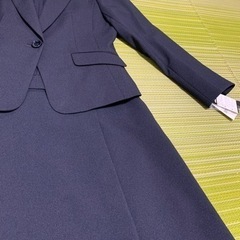 新品タグ付き　ベーシックなスカートスーツの画像