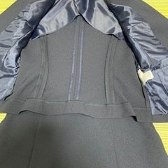 新品タグ付き　ベーシックなスカートスーツの画像