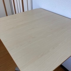IKEA BILLSTA ダイニング/カフェ/PC テーブル　ガラス天板の画像
