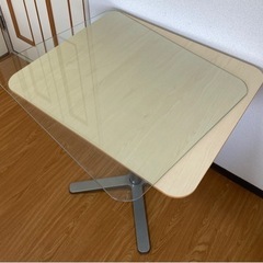 IKEA BILLSTA ダイニング/カフェ/PC テーブル　ガラス天板の画像