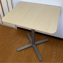 IKEA BILLSTA ダイニング/カフェ/PC テーブル　ガラス天板の画像