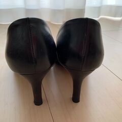Odette e Odile 23.5cm 黒 ポインテッドプレーン パンプス の画像