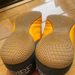 adidasフットサルシューズ25.5の画像