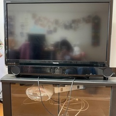 テレビ、テレビ台、スピーカー
