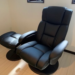 〈ほぼ新品〉トウマ(Tohma)1人掛けリクライニングソファ　オットマン付きの画像