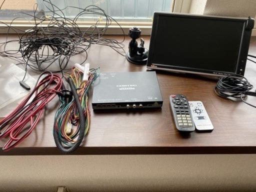 フルセグチューナーと10.2インチワイドモニター