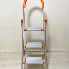 【無料】オレンジ色の軽くて便利な脚立☆の画像