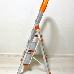【無料】オレンジ色の軽くて便利な脚立☆の画像